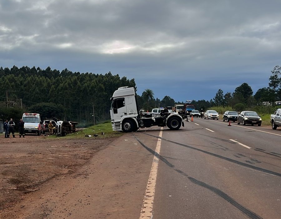 El conductor de una camioneta murió al chocar contra un camión en Dos de Mayo